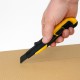 Cutter 18 Mm. Con 2 Hojas Acero Sk5 Boton Autoretractil Hoja Pavonada Negra